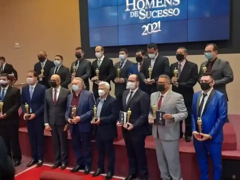 alexis barbalho recebe o trofeu homens de sucesso